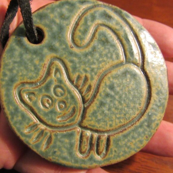 Hobo Cat Ceramic Wall Decor - Picture 2 of 3